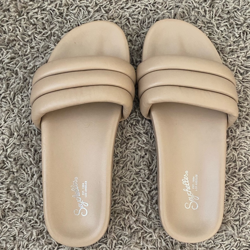 Seychelles cream sandals in size 8.  Very comfortable. Like new condition
